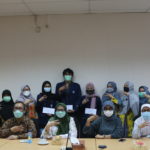 Agrianita Fakultas Kehutanan dan Lingkungan IPB menyerahkan bantuan kepada mahasiswa Fakultas kehutanan dan Lingkungan IPB