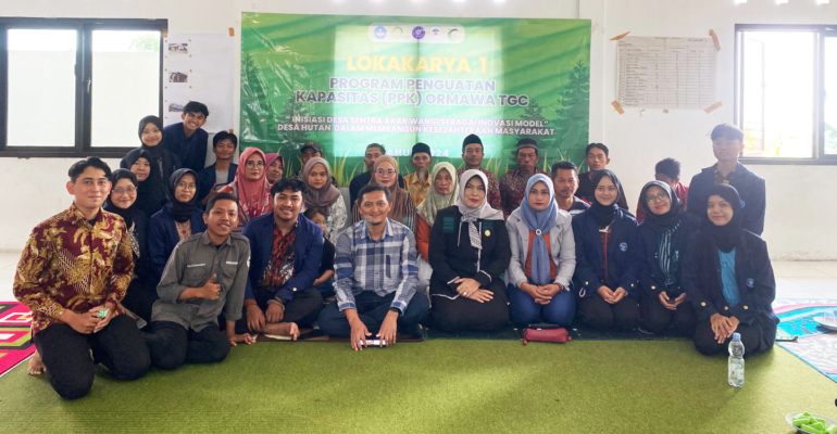 Usung Desa Hutan, PPK Ormawa TGC IPB University Pilih Desa Ciasihan Jadi Sentra Akar Wangi dan Minyak Atsir