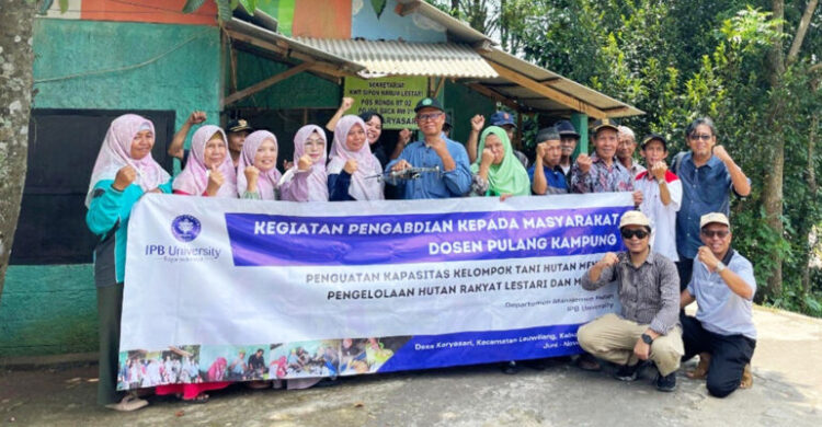 Dosen Manajemen Hutan IPB University Inisiasi Program Pengelolaan Hutan Rakyat di Desa Karyasari