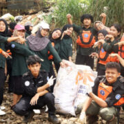 Kolaborasi Mahasiswa IPB University Bersihkan Sungai Ciliwung, 600 Kg Sampah Terkumpul
