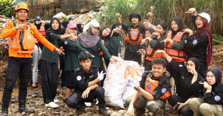 Kolaborasi Mahasiswa IPB University Bersihkan Sungai Ciliwung, 600 Kg Sampah Terkumpul