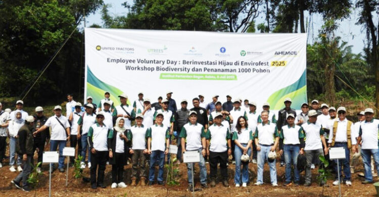 EnviroFest: Penanaman 1.000 Pohon United Tractors dan Fahutan IPB University Percantik Taman Hutan Kampus
