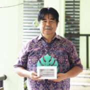 Guru Besar IPB University Raih The Guardian Honor atas Dedikasi Hidup Tangani Kebakaran Hutan