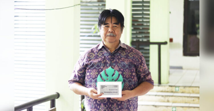 Guru Besar IPB University Raih The Guardian Honor atas Dedikasi Hidup Tangani Kebakaran Hutan